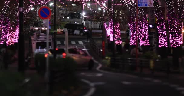 Ніч, освітлена вулицею в Шібуї, нахил середнього пострілу. — стокове відео