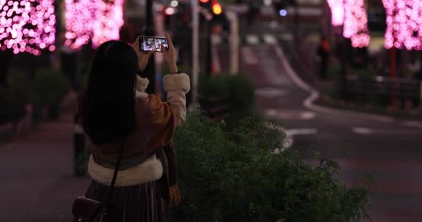 Japonská dívka střelba osvětlení na noční ulici v Shibuya — Stock video