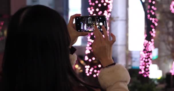 Una chica japonesa disparando iluminación en la calle nocturna de Shibuya de cerca — Vídeo de stock