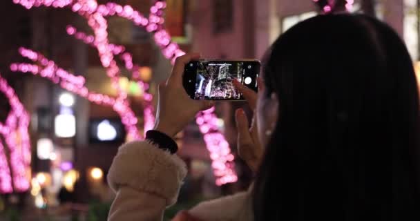 Japońska dziewczyna strzelająca oświetlenie na ulicy nocy w Shibuya szczelnie strzelił handheld — Wideo stockowe