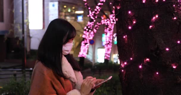 Japonky v masce dívka střelba osvětlení na noční ulici v Shibuya — Stock video