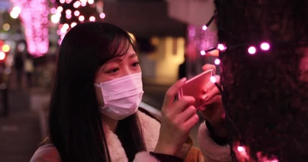 Egy japán maszkos lány világít az éjszakai utcán Shibuya-ban. — Stock videók