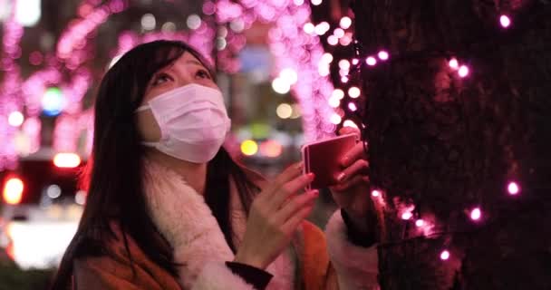 Japońska dziewczyna strzelająca oświetlenie na ulicy nocy w Shibuya szczelnie strzelił handheld — Wideo stockowe