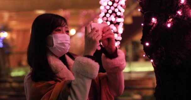 Una chica japonesa disparando iluminación en la calle nocturna de Shibuya de cerca — Vídeo de stock