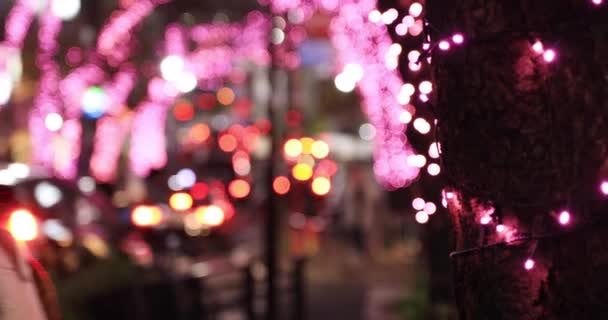 Japonská dívka střelba osvětlení na noční ulici v Shibuya close shot handheld — Stock video