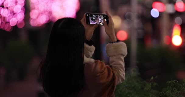 Japonka strzelająca iluminacją na ulicy nocy w Shibuya szczelnie strzał — Wideo stockowe