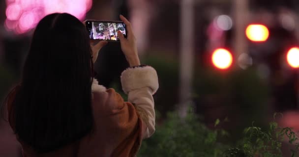 Una chica japonesa disparando iluminación en la calle de noche en Shibuya tiro de cerca — Vídeos de Stock