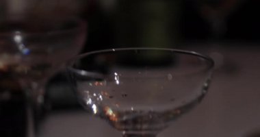 Gece partisinde el kamerasıyla çekilmiş bir şampanya.