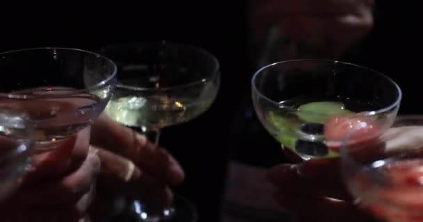 Un allegro champagne alla festa notturna primo piano palmare — Video Stock