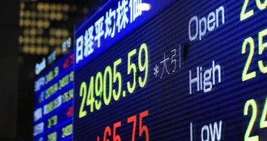 Gece Yaezu Tokyo 'daki iş kasabasında bir elektrik panosu kapatıldı.