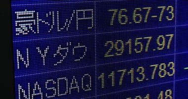 Gece Yaezu Tokyo 'daki iş kasabasında bir elektrik bülteni panosu