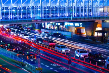 Shibuya 'da neon bir sokakta.