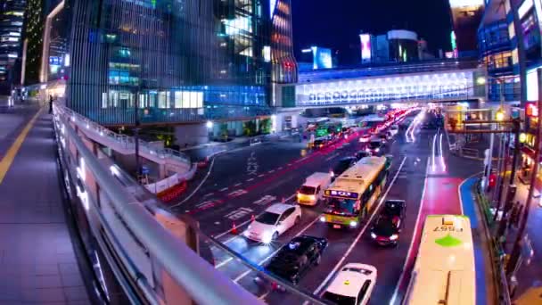 Een avond timelapse van de neon straat in Shibuya vis oog shot panning — Stockvideo