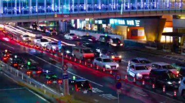 Shibuya 'daki neon sokağında bir gece vakti.