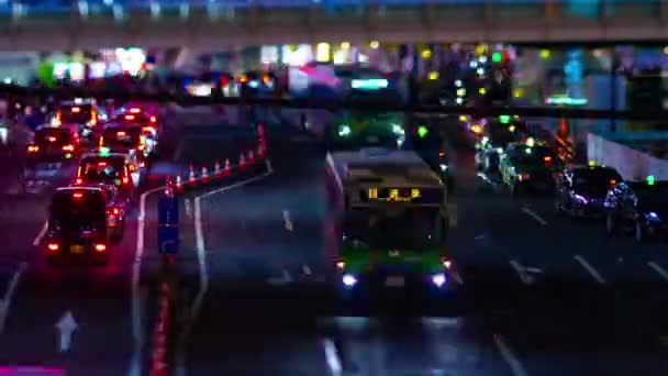 Een avond timelapse van de miniature neon straat in Shibuya tiltshift panning — Stockvideo