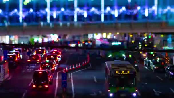 Uma cronologia noturna da rua de néon em miniatura em Shibuya tiltshift panning — Vídeo de Stock