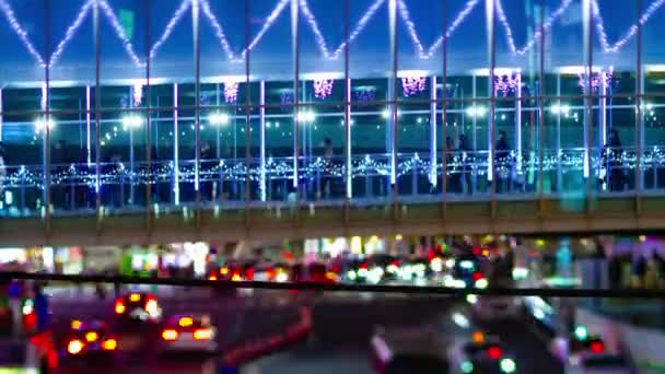 Een avond timelapse van de miniature neon straat in Shibuya tiltshift kantelen — Stockvideo