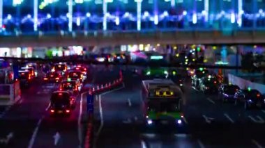 Shibuya 'daki minyatür neon sokağının gece vardiyası.