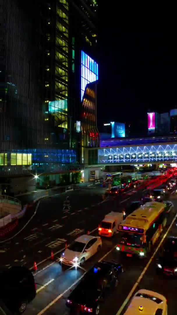 Uma timelapse noite da rua neon em Shibuya tiro vertical panning — Vídeo de Stock