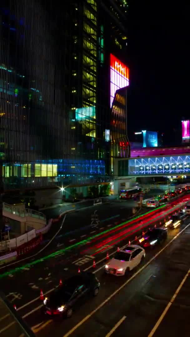 Un lapso de tiempo nocturno de la calle de neón en Shibuya panorámica de tiro vertical — Vídeo de stock