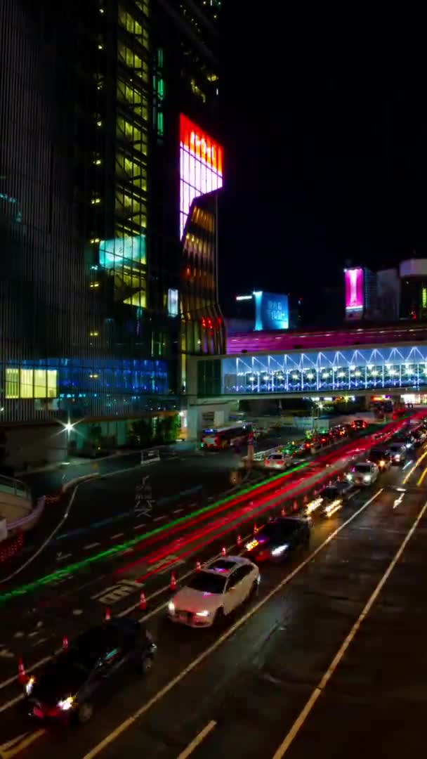 Нічний таймелапсис неонової вулиці в Шібуя вертикальний постріл масштаб — стокове відео