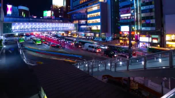 Noční čas z neonové ulice v Shibuya široký záběr pánve — Stock video