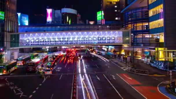 Een avond timelapse van de neon straat in Shibuya wijd shotje panning — Stockvideo