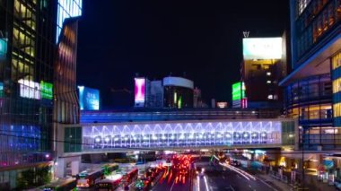 Shibuya 'daki neon sokağının gece görüntüsü.