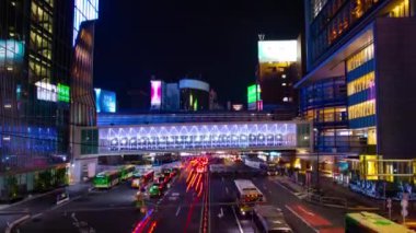Shibuya 'da neon sokağında bir gece zamanlaması.