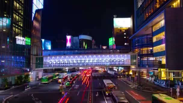 Een avond timelapse van de neon straat in Shibuya wijd schot kantelen — Stockvideo