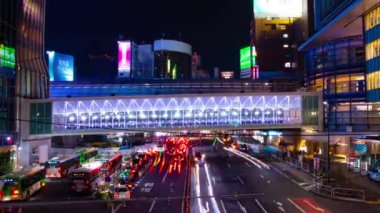 Shibuya 'daki neon sokağının gece zoom' u.