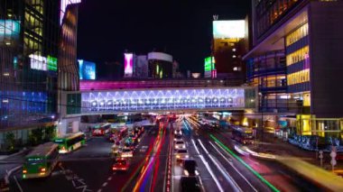 Shibuya 'daki neon sokağının gece görüntüsü.