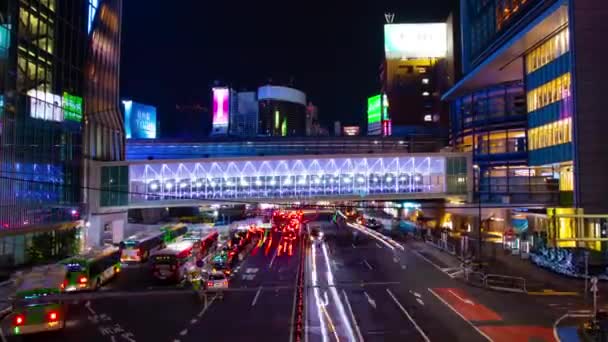 Een avond timelapse van de neon straat in Shibuya wijd shot zoom — Stockvideo