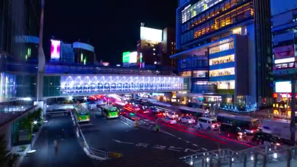 Een avond timelapse van de neon straat in Shibuya wijd shot zoom — Stockvideo