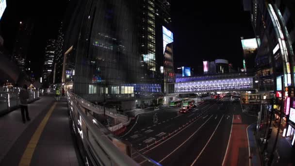 Een avond neon straat in Shibuya vis oog geschoten — Stockvideo