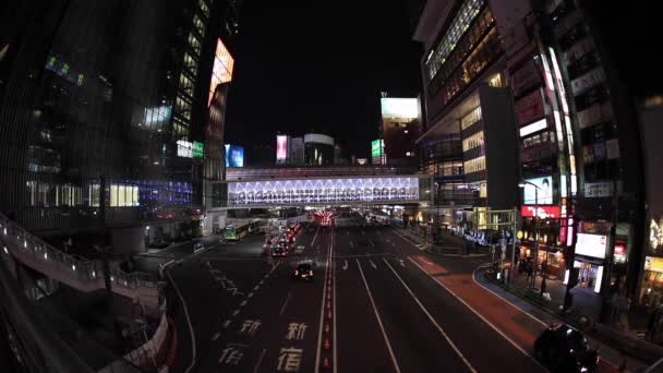 Een avond neon straat in Shibuya breed schot — Stockvideo