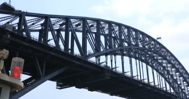 Un paisaje urbano de la zona de bayas en Sydney Harbour Bridge en Sydney tiro largo — Vídeos de Stock