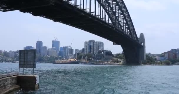 Un paisaje urbano de la zona de bayas en el puente del puerto de Sydney en Sydney tiro ancho — Vídeo de stock