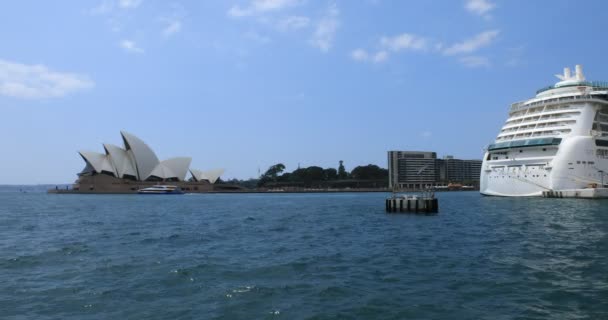 A Ópera perto do porto em Sydney tiro longo — Vídeo de Stock