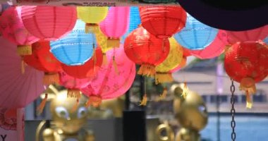 Sydney 'deki şehir merkezinde renkli kağıt fener.