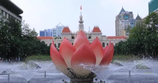 Uma fonte no centro da cidade na rua Nguyen Hue em Ho Chi Minh tiro longo — Vídeo de Stock