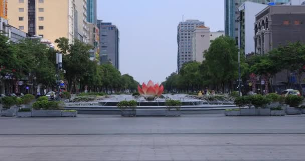 A fountain at the downtown at Nguyen Hue street in Ho Chi Minh wide shot — Stock Video