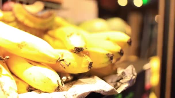 Bananas da cozinha no mercado de comida noturna no centro da cidade de Ho Chi Minh handheld — Vídeo de Stock