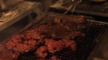 Ho Chi Minh 'in merkezindeki akşam yemeği pazarında bir mutfak.