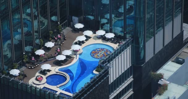 Una vista de ángulo alto de la piscina en el edificio en Ho Chi Minh tiro largo — Vídeo de stock