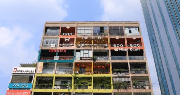 En färgstark lägenhet på Nguyen Hue gatan i Ho Chi Minh handhållen — Stockvideo