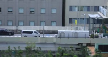 Tokyo 'da şehir merkezinde yüksek açılı minyatür bir otoyol