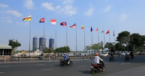 Banderas nacionales de los países de la ASEAN en la calle de la ciudad en Ho Chi Minh de mano — Vídeo de stock
