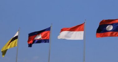 Ho Chi Minh 'de gökyüzünün arkasındaki ASEAN ülkelerinin Ulusal Bayrakları