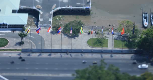 Miniaturní národní vlajky zemí ASEAN na městské ulici v Ho Chi Minh tiltshift — Stock video